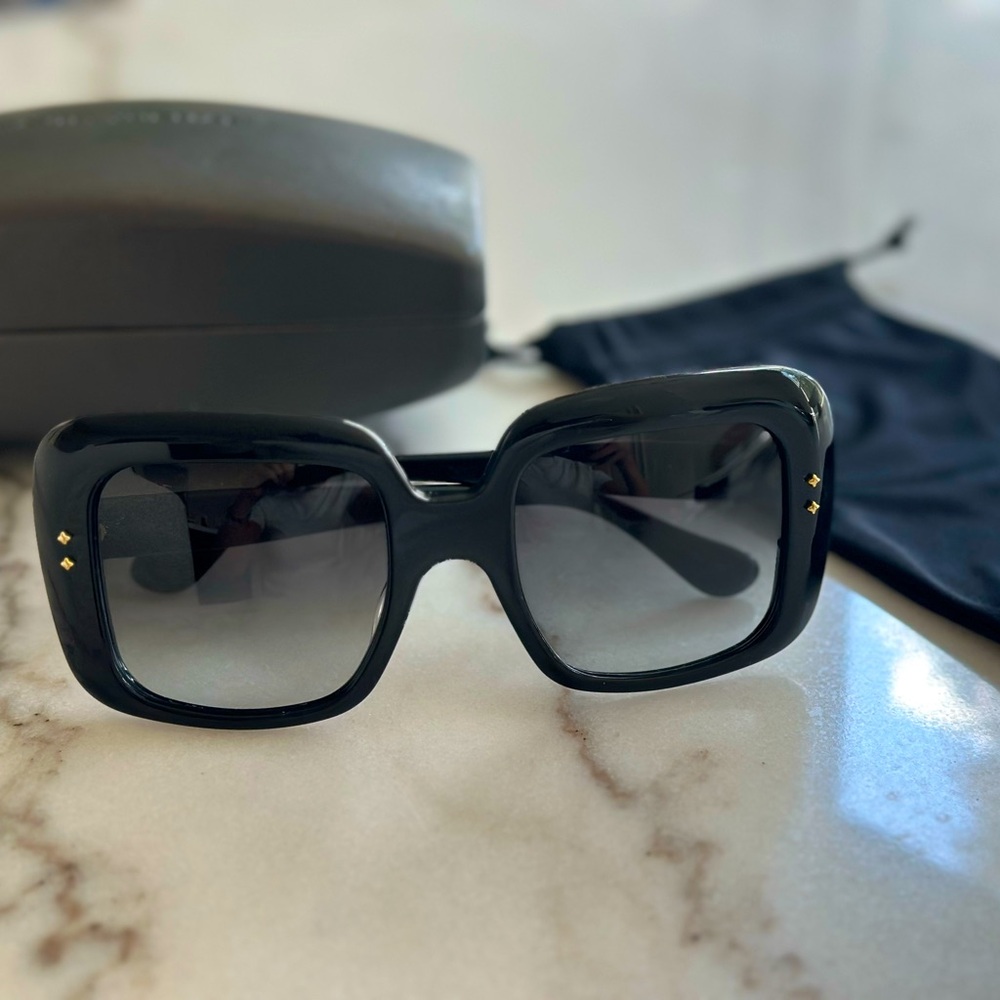 Like NEW! David Yurman black acetate sunglasses 🕶️ with 18k gold accents.